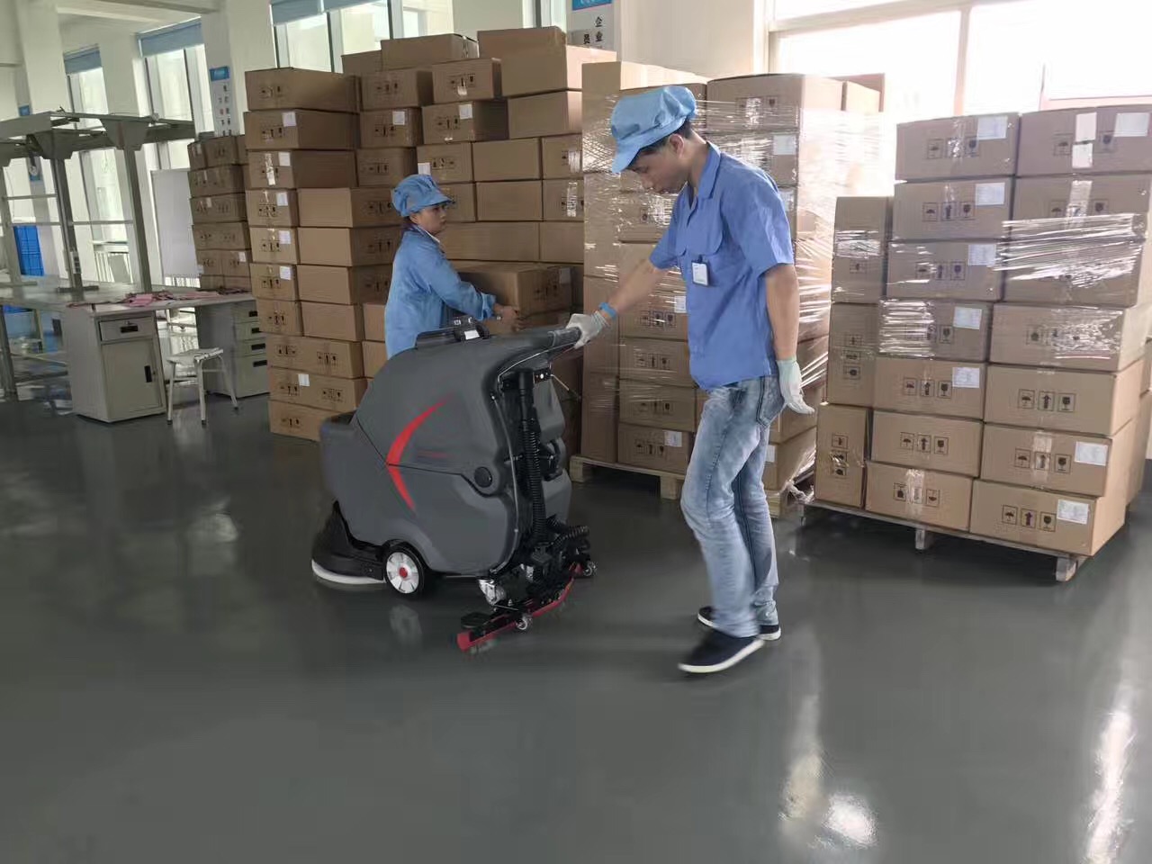 怎么購(gòu)買(mǎi)選擇一臺(tái)好的手推式洗地機(jī)