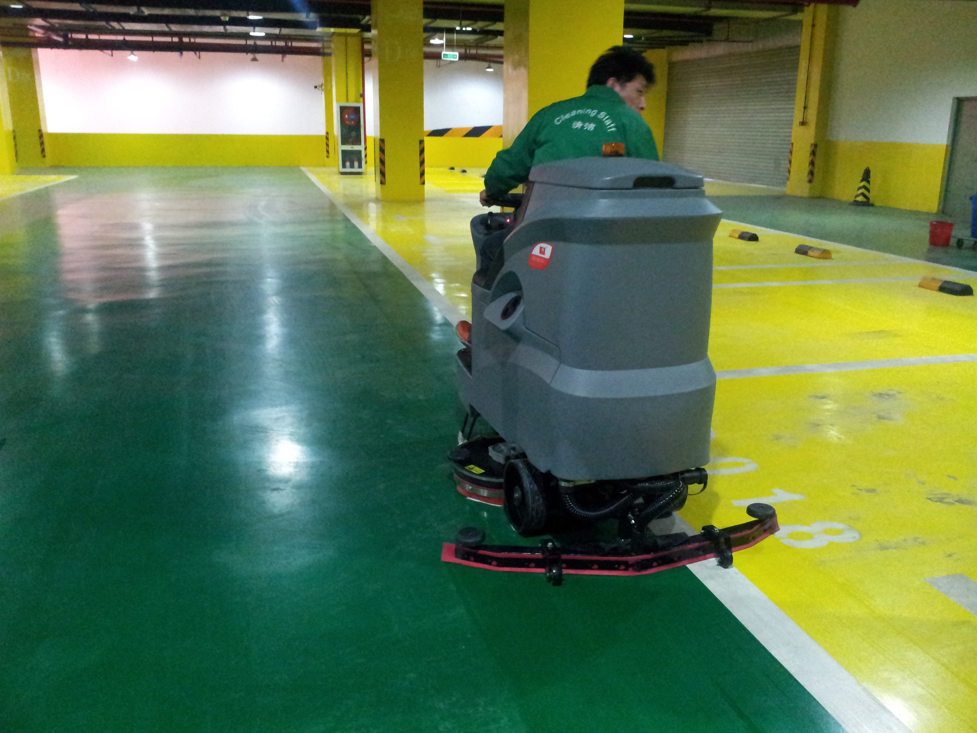 駕駛式洗地車(chē)有哪些優(yōu)勢(shì)？