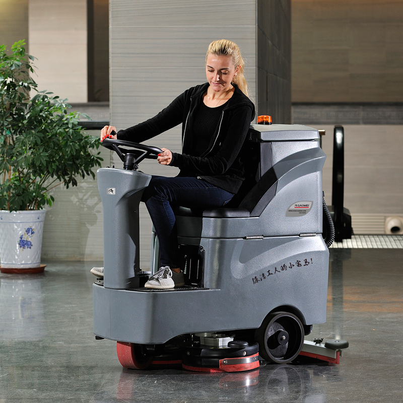 駕駛式洗地機(jī)是怎么完成清潔工作的？