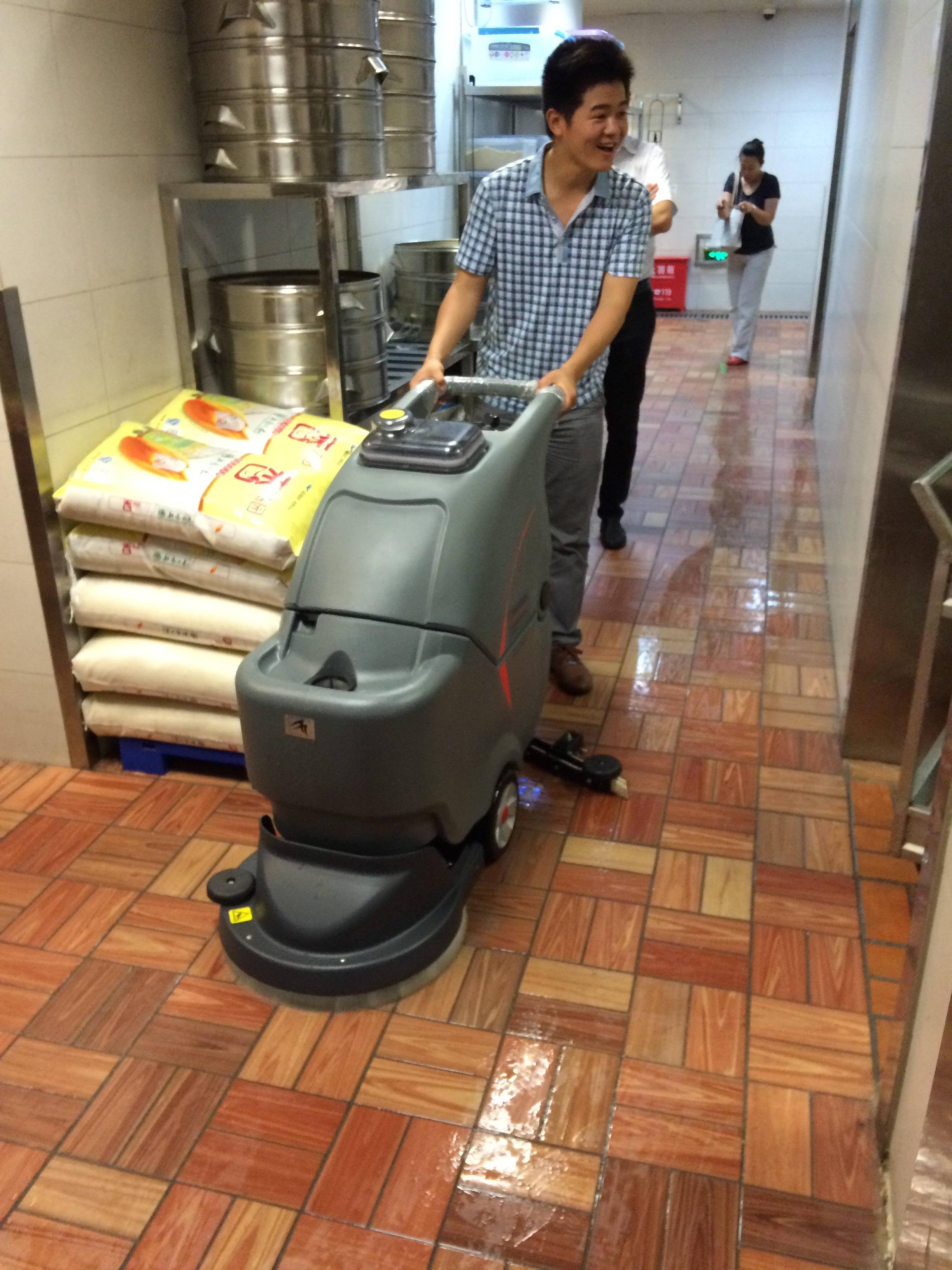 洗地機(jī)廠家應(yīng)提供合理報(bào)價(jià)，讓洗地機(jī)市場(chǎng)價(jià)格均衡