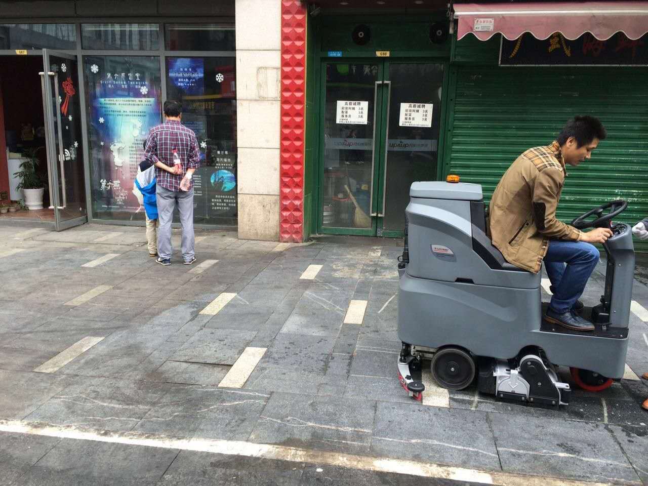 駕駛式洗地機的電瓶多長時間更換一次，大約多少錢？