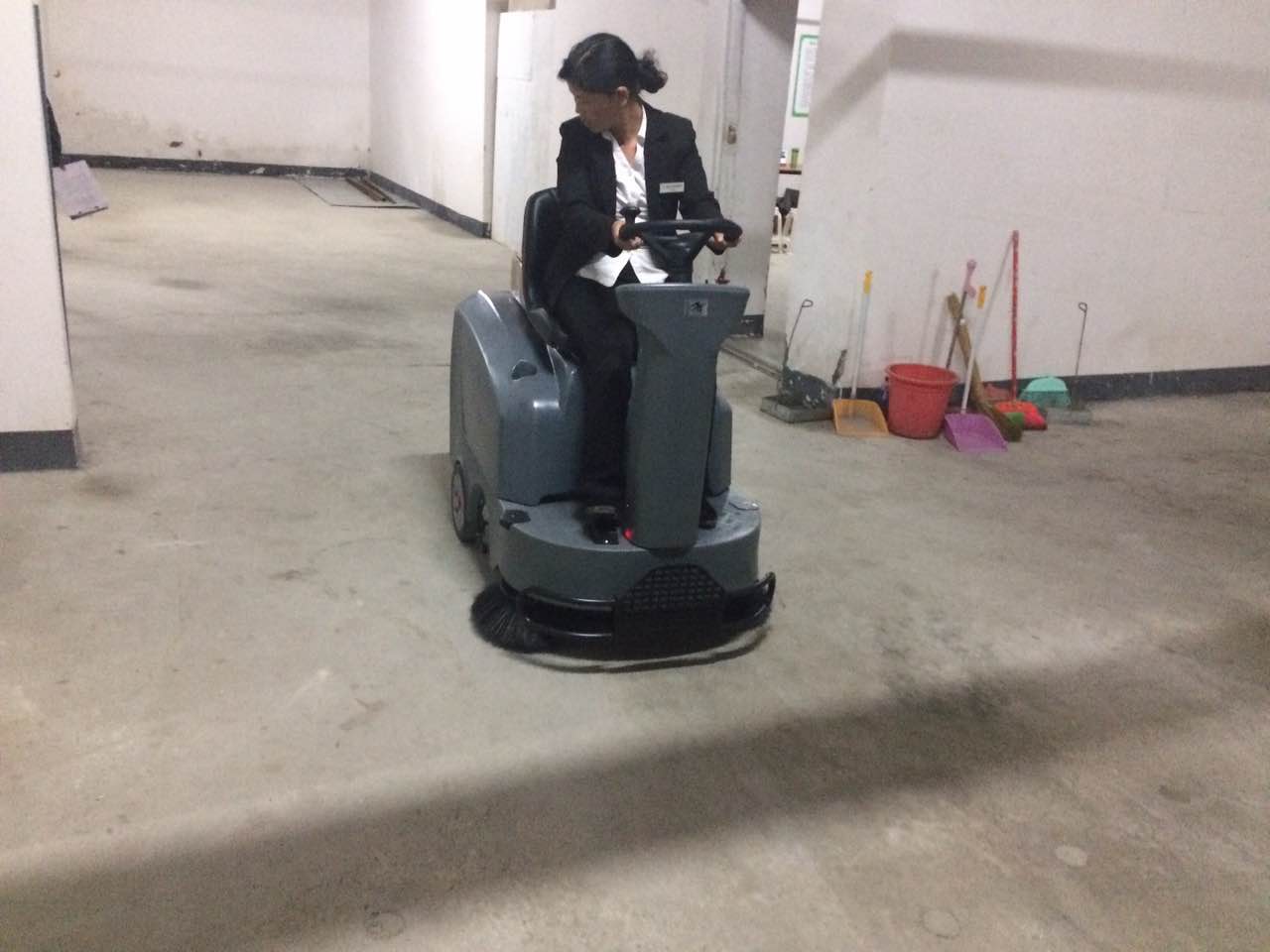 地下車庫地面清潔掃地機清潔實現(xiàn)省時省力！
