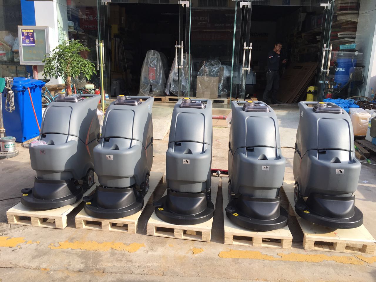 洗地機(jī)-你還在為地面清潔而煩惱嗎？高美廠家想要為你解決煩惱？