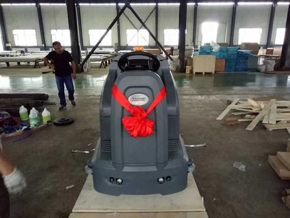 生產(chǎn)車間如何選擇駕駛式洗地機(jī)廠家？