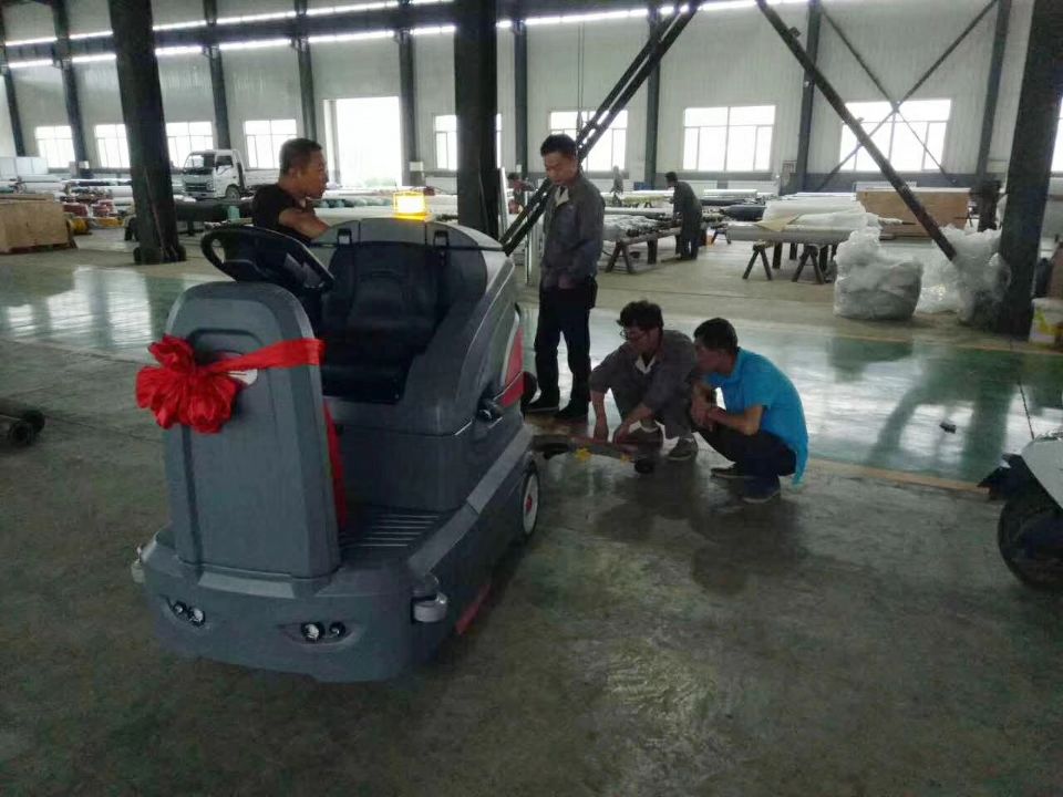 駕駛式洗地機(jī)引領(lǐng)行業(yè)前行，創(chuàng)造現(xiàn)代社會的創(chuàng)建文明