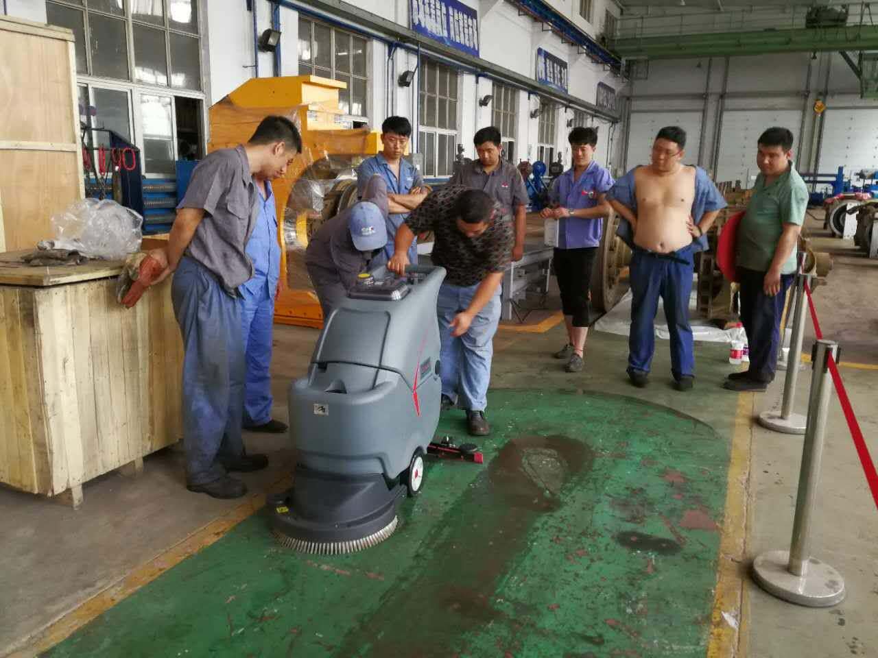 酒店使用電動(dòng)洗地機(jī)清潔油污能清洗干凈嗎？