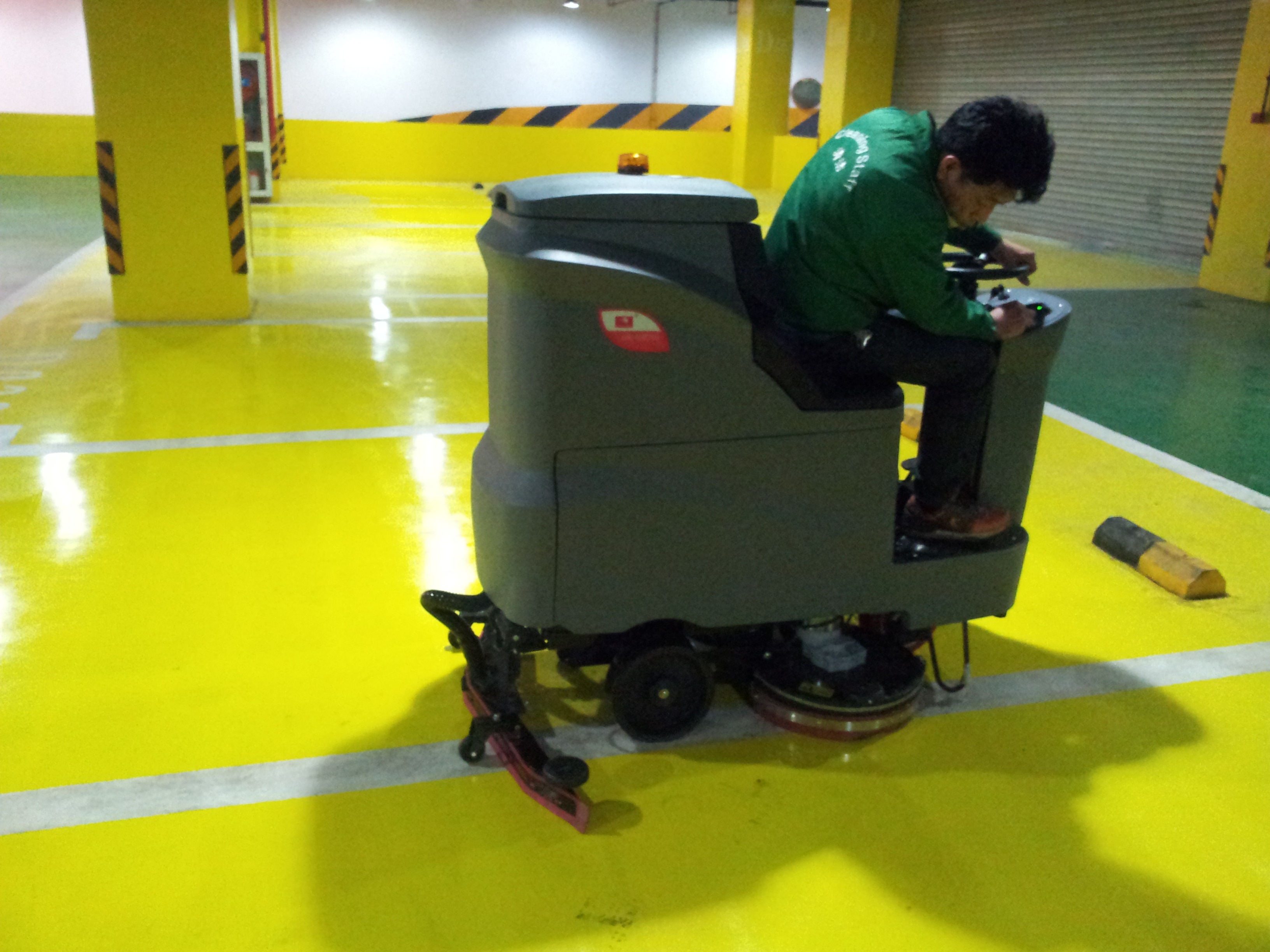 工廠車(chē)間地面油污清潔擦地機(jī)是首選