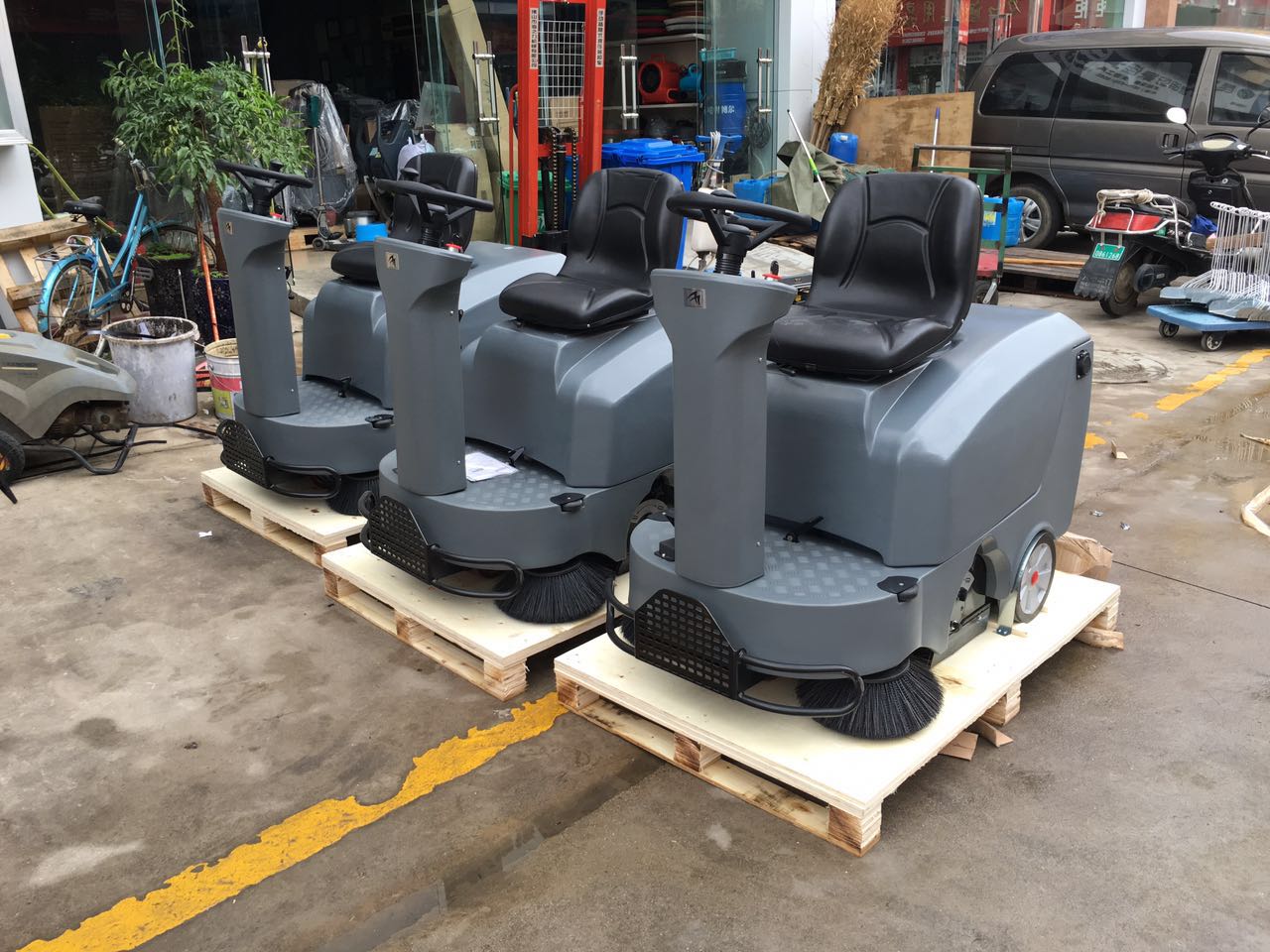 高美電動(dòng)掃地機(jī)，給人們帶來(lái)的無(wú)價(jià)的幸福