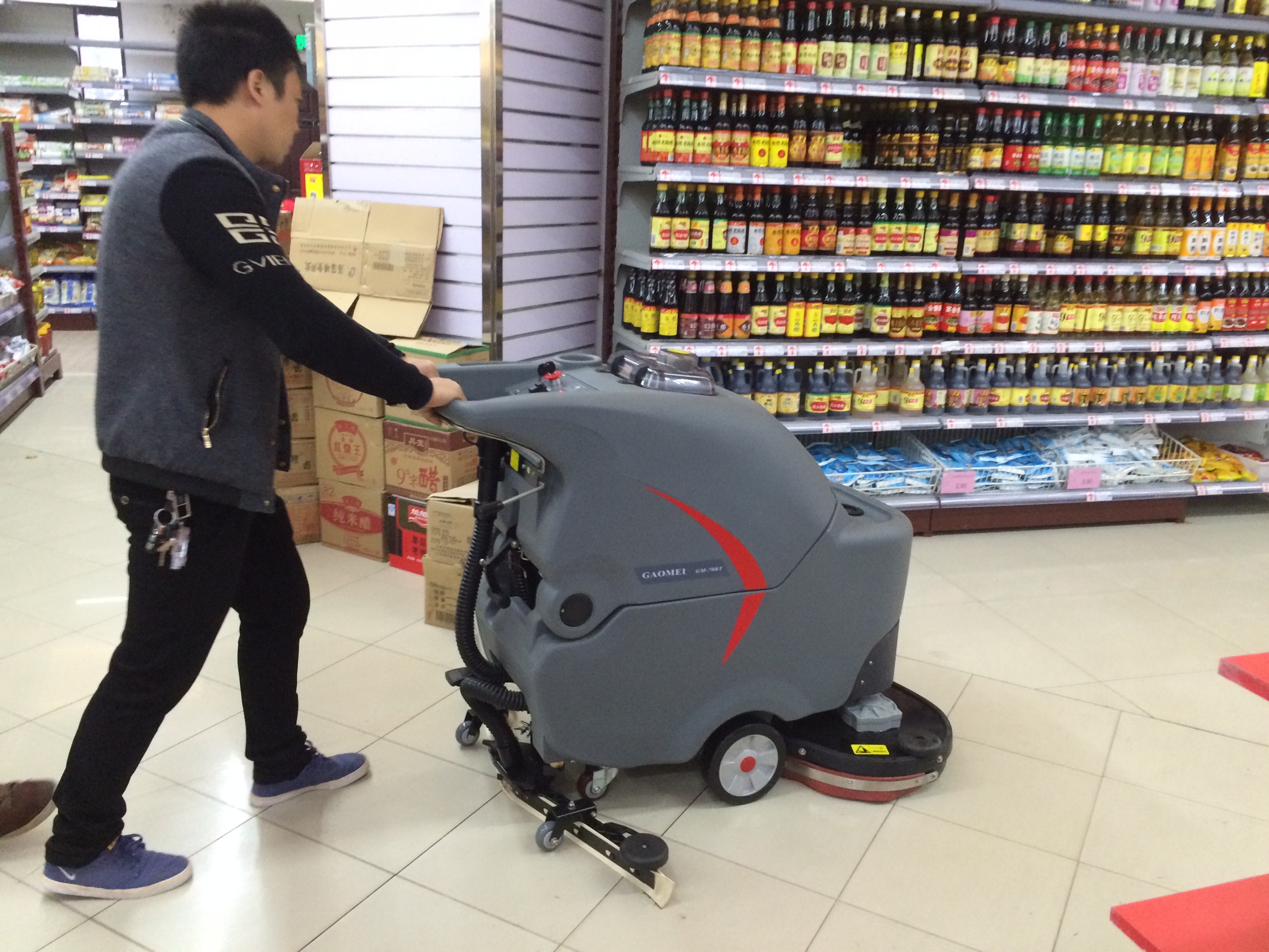 酒店，商場，超市該如何選擇手推式洗地機？