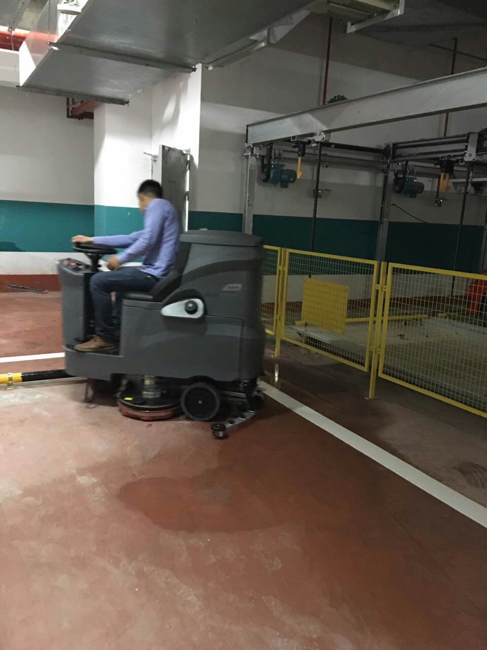 駕駛式洗地機(jī)出現(xiàn)故障有哪些原因，駕駛式洗地機(jī)該如何保養(yǎng)？