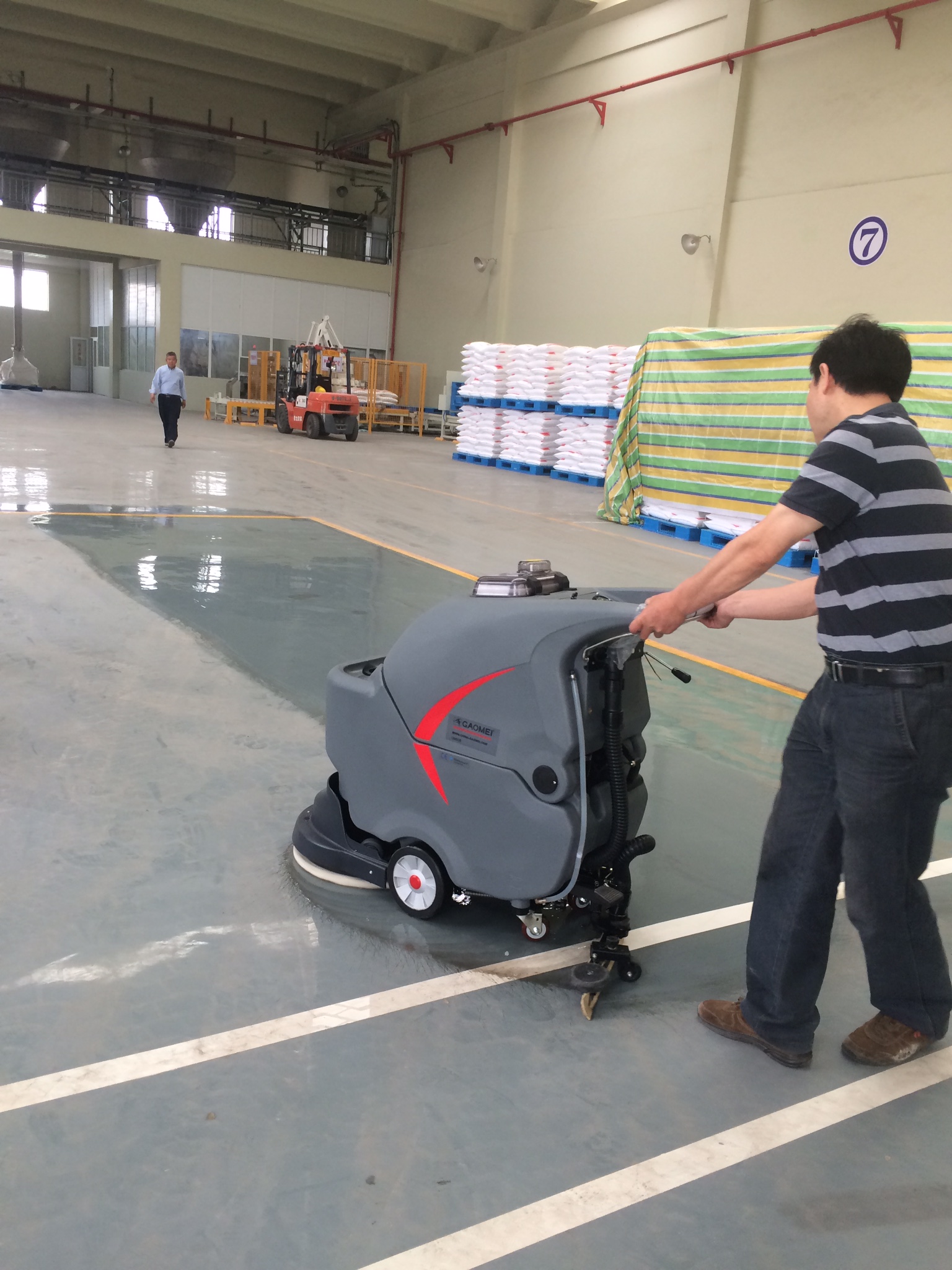 同樣是國(guó)產(chǎn)手推式洗地機(jī)價(jià)格差別怎么會(huì)這么大呢？