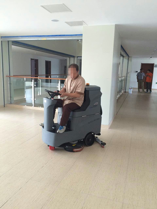 買了駕駛式洗地機(jī)不能光用，還得會(huì)保養(yǎng)會(huì)維修