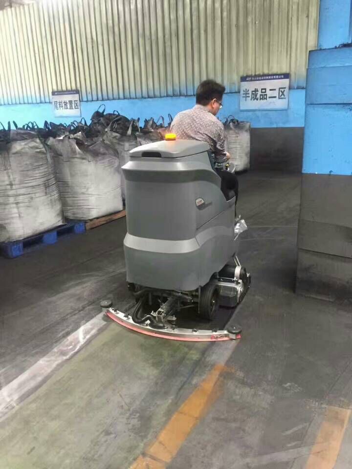 駕駛式洗地車開(kāi)啟開(kāi)車做保潔時(shí)代！