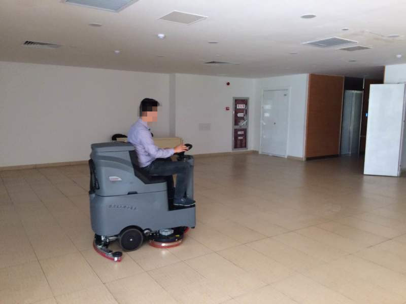 駕駛式洗地機在環(huán)境清潔中的獨具優(yōu)勢在哪里？