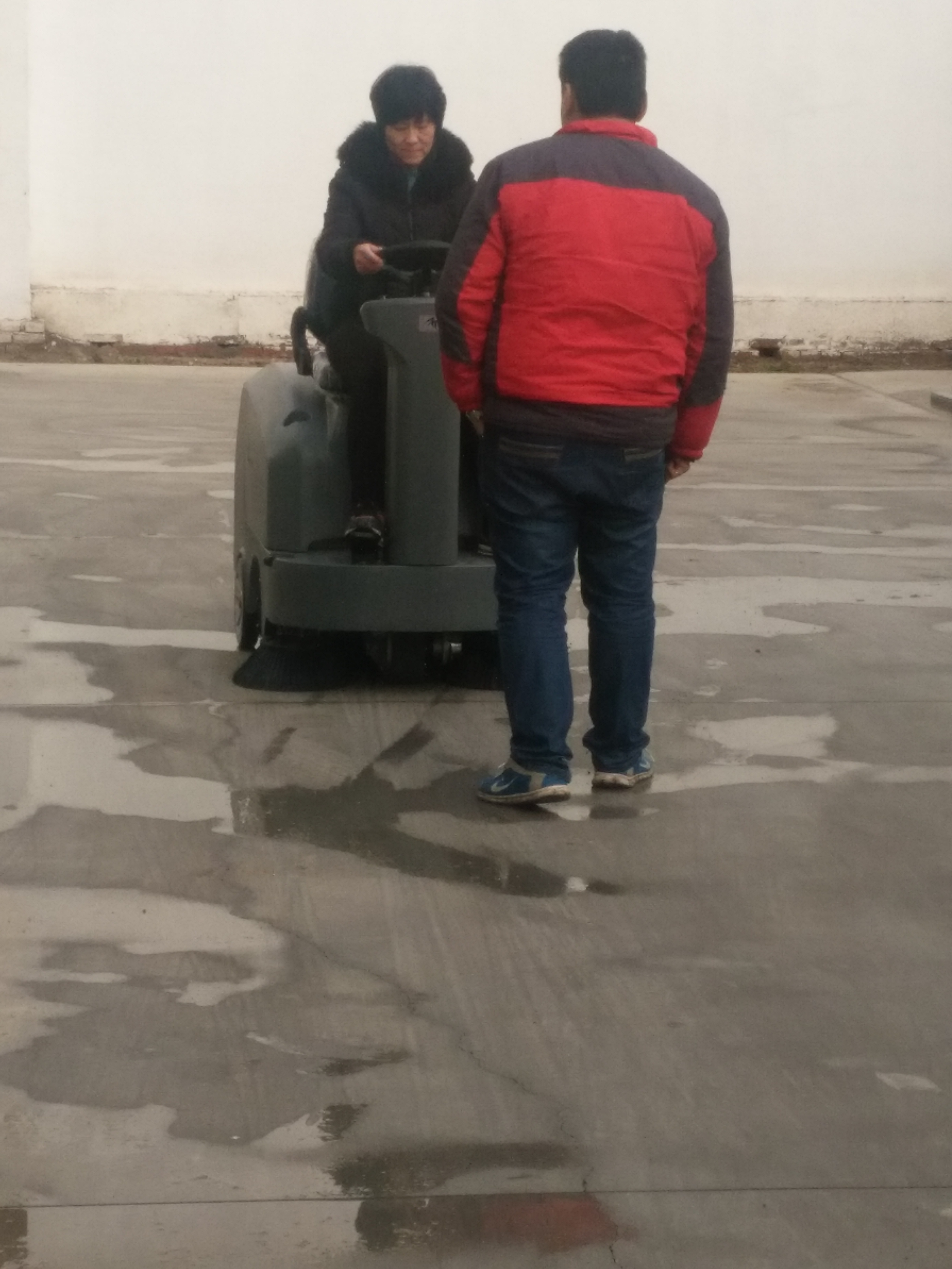 工廠使用駕駛式掃地機真的省錢嗎？