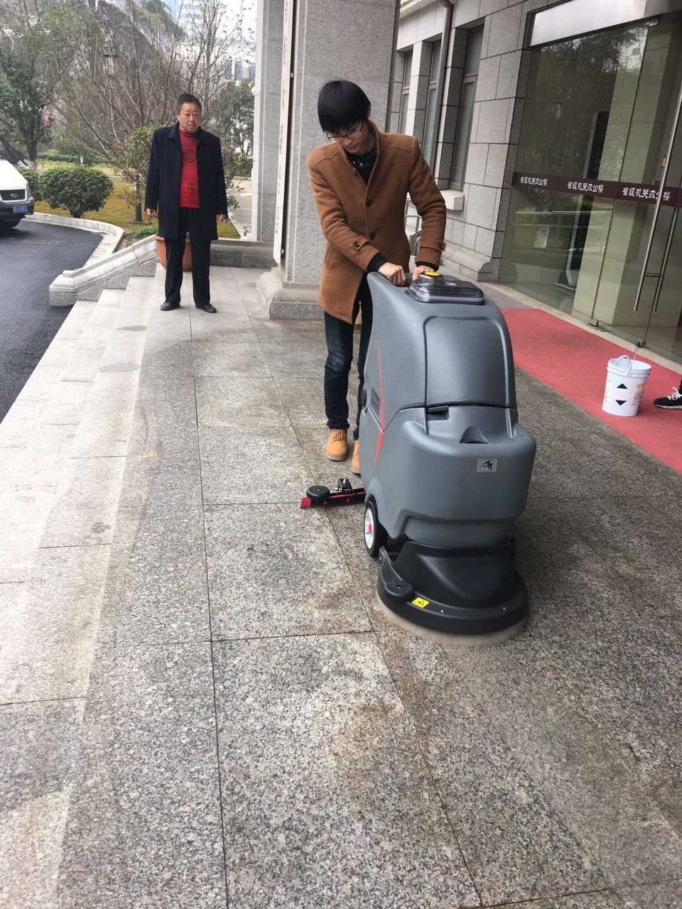 全自動(dòng)洗地機(jī)能解決企業(yè)什么問(wèn)題？