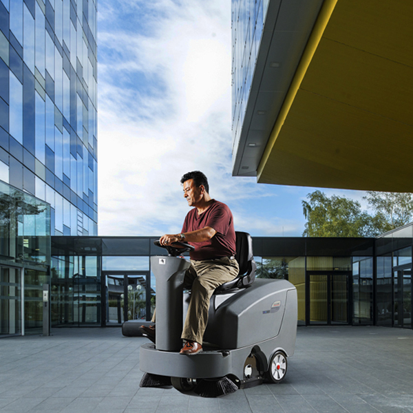 駕駛式掃地機(jī)在清掃地面時(shí)應(yīng)該要注意的三大問題！